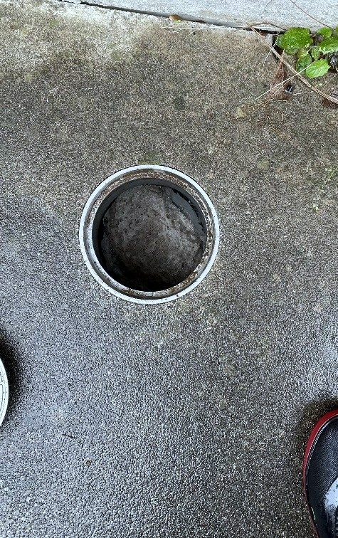 汚れが蓄積した排水管