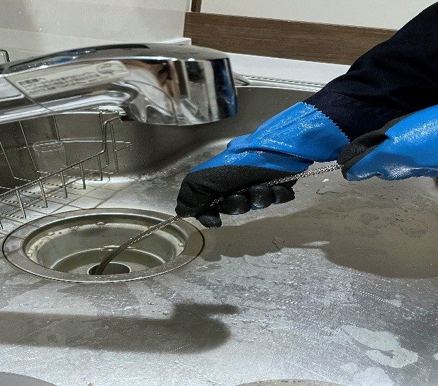 排水管を洗浄している作業の様子